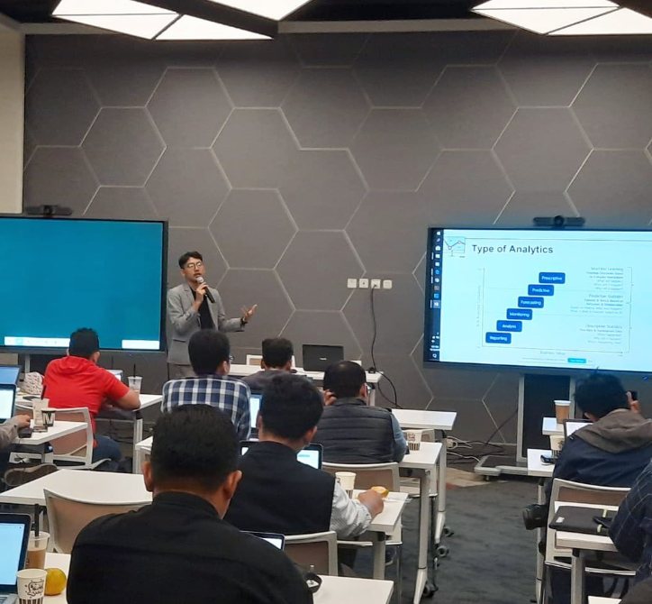 Dio leading a corporate analytics training