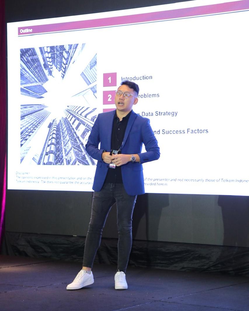 Dio speaking on data strategy on stage